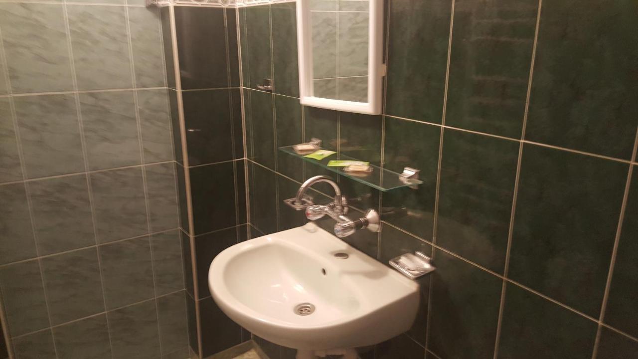 Sachaka Hotell Karlovo Exteriör bild